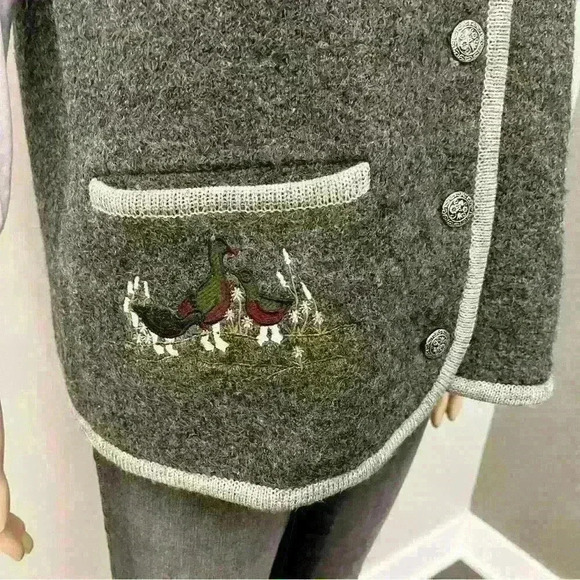 Vintage oversized grandma gray buttons down v- neck wool  vest. - Picture 3 of 11